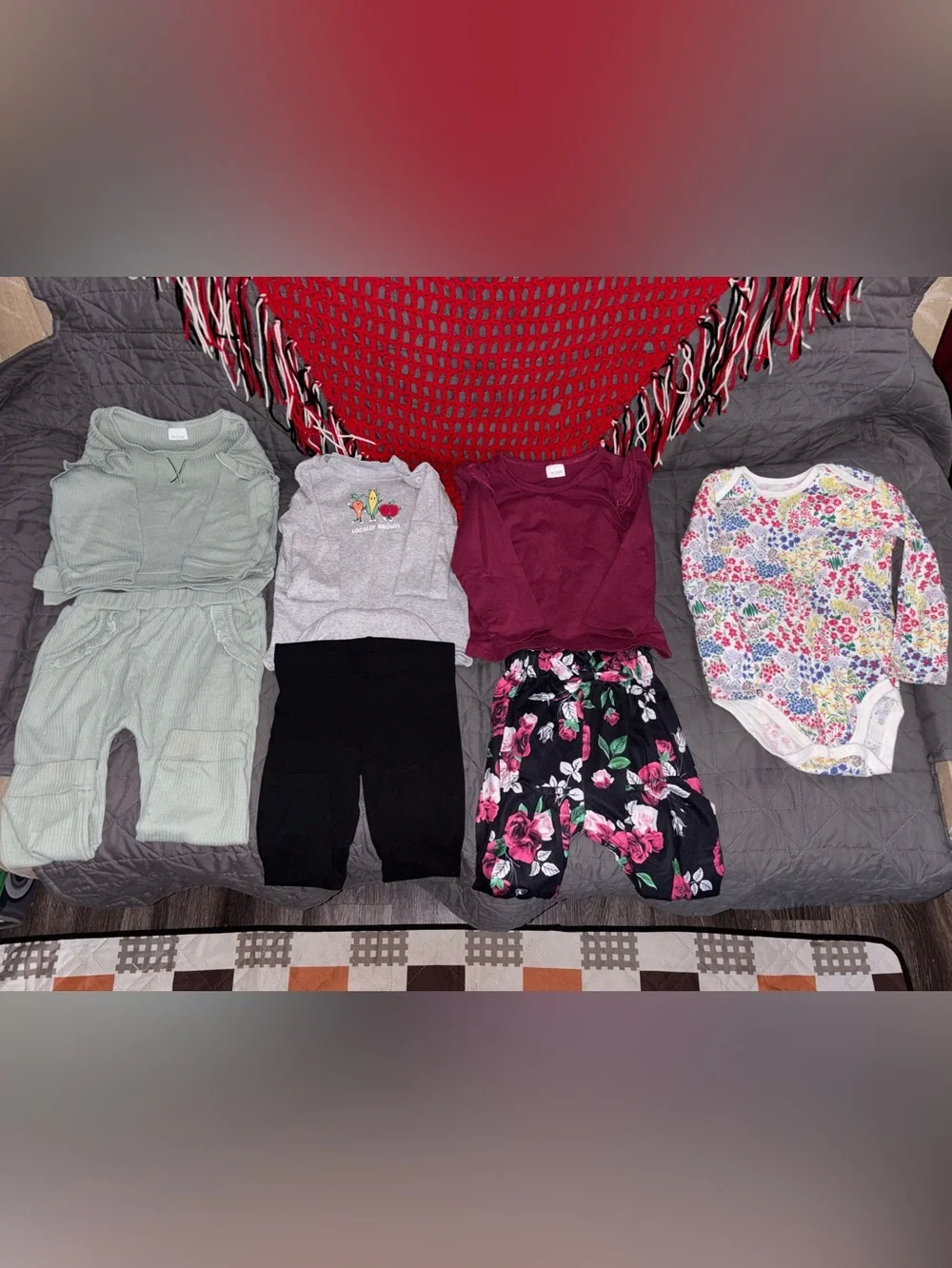 Baby clothes (girls)24 months 3 outfits and 1 shirt